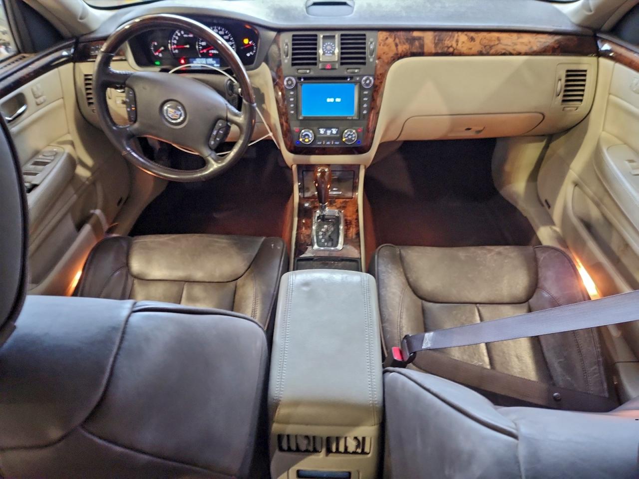 Cadillac DTS Premium Collection Image 8