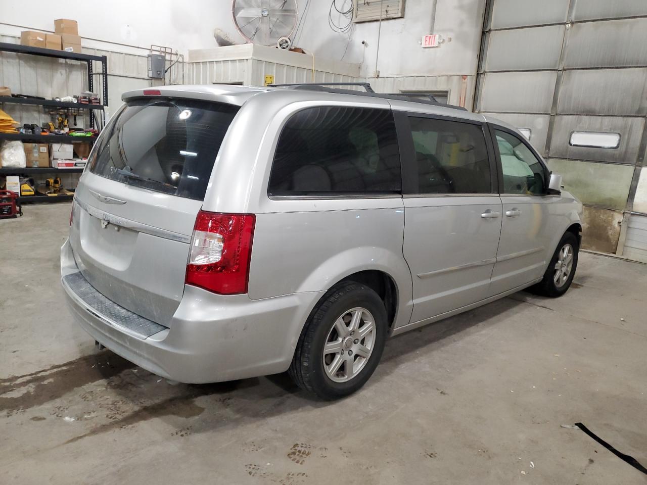 Chrysler Minivan Touring Image 3