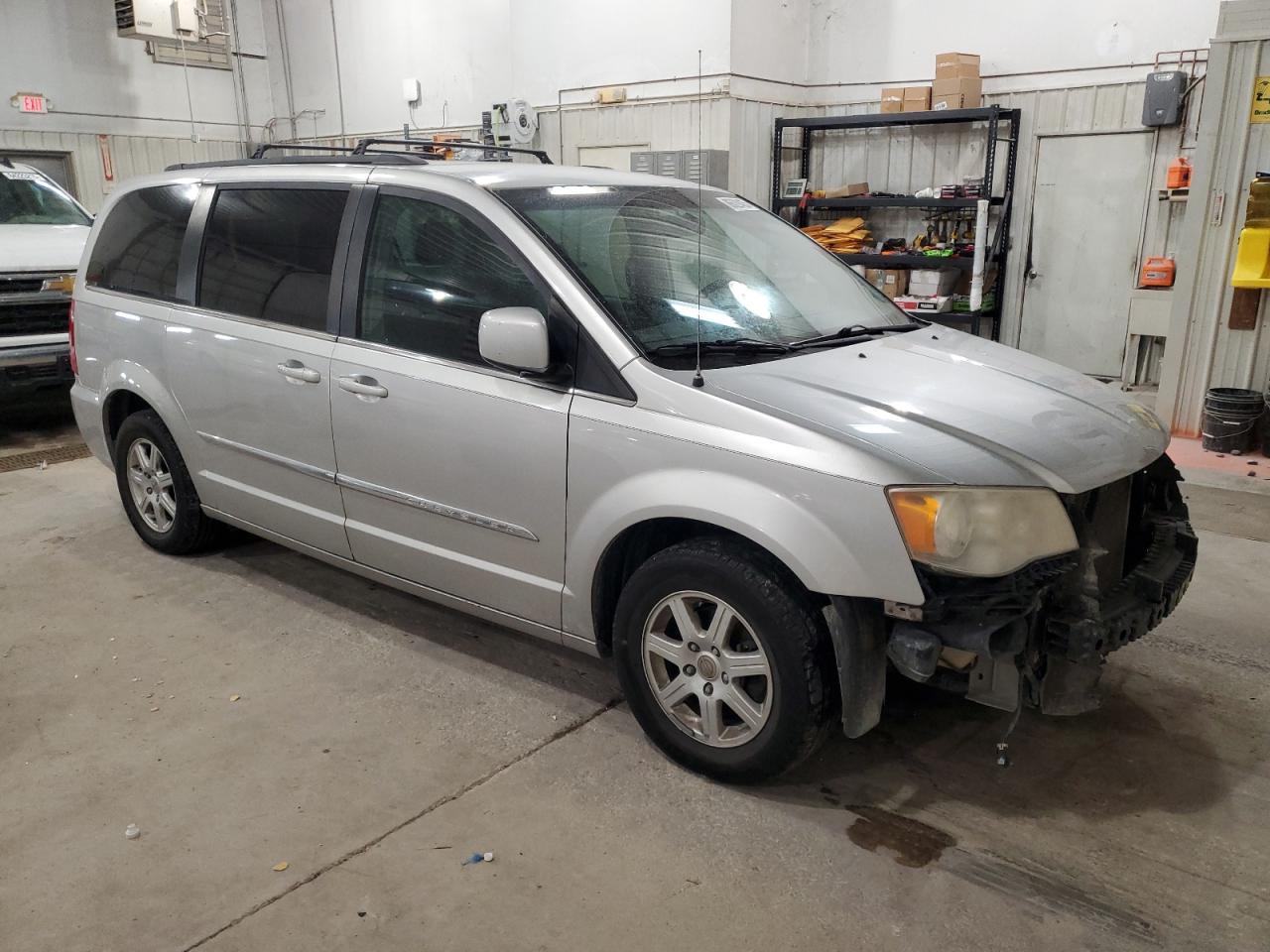 Chrysler Minivan Touring Image 5