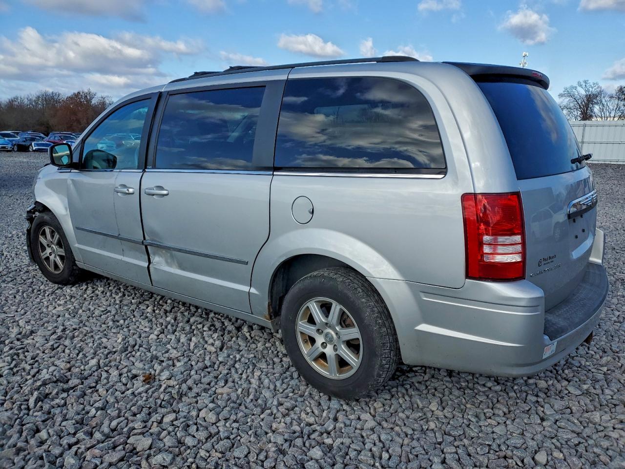 Chrysler Minivan Touring Image 11
