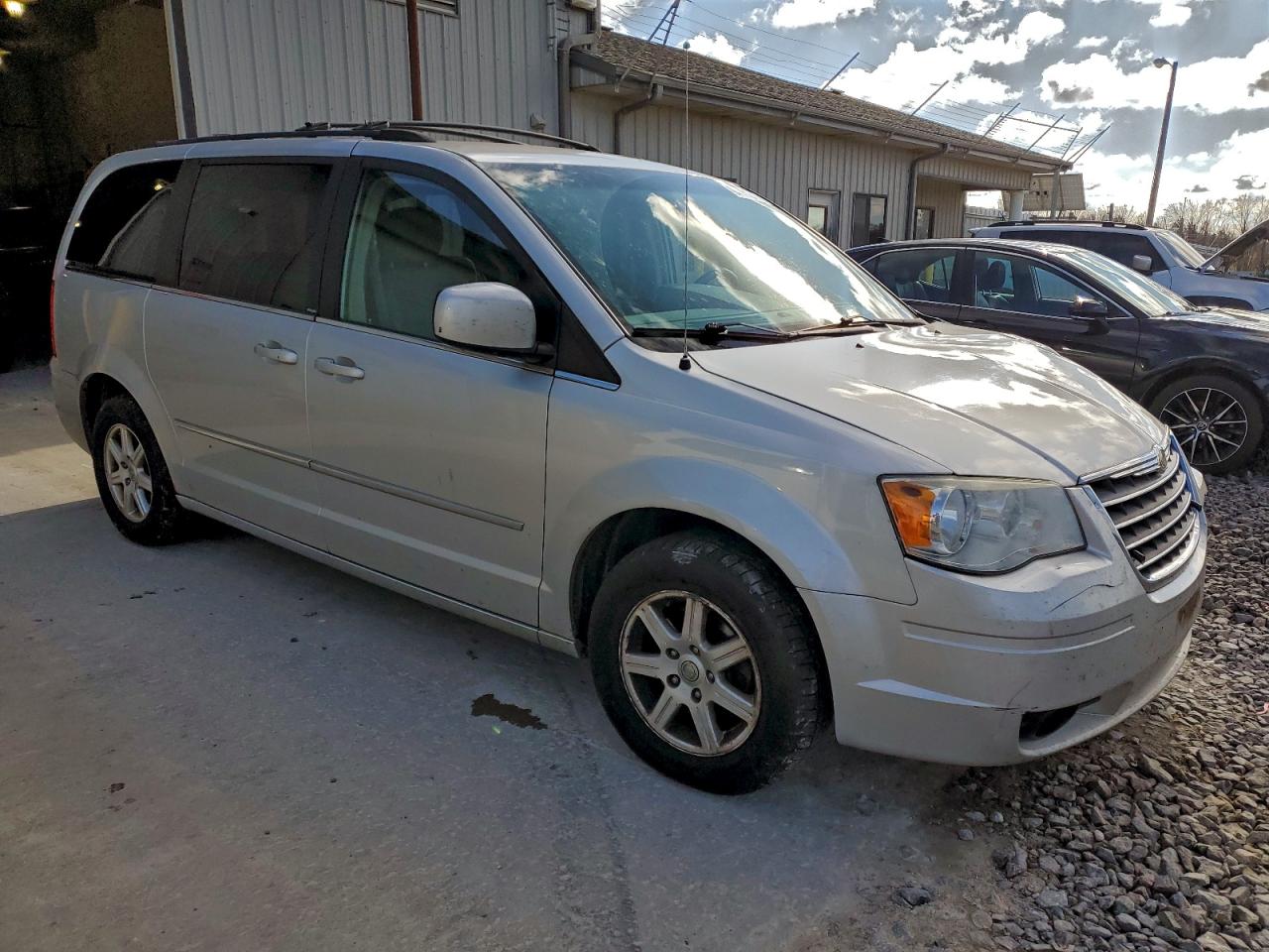 Chrysler Minivan Touring Image 2