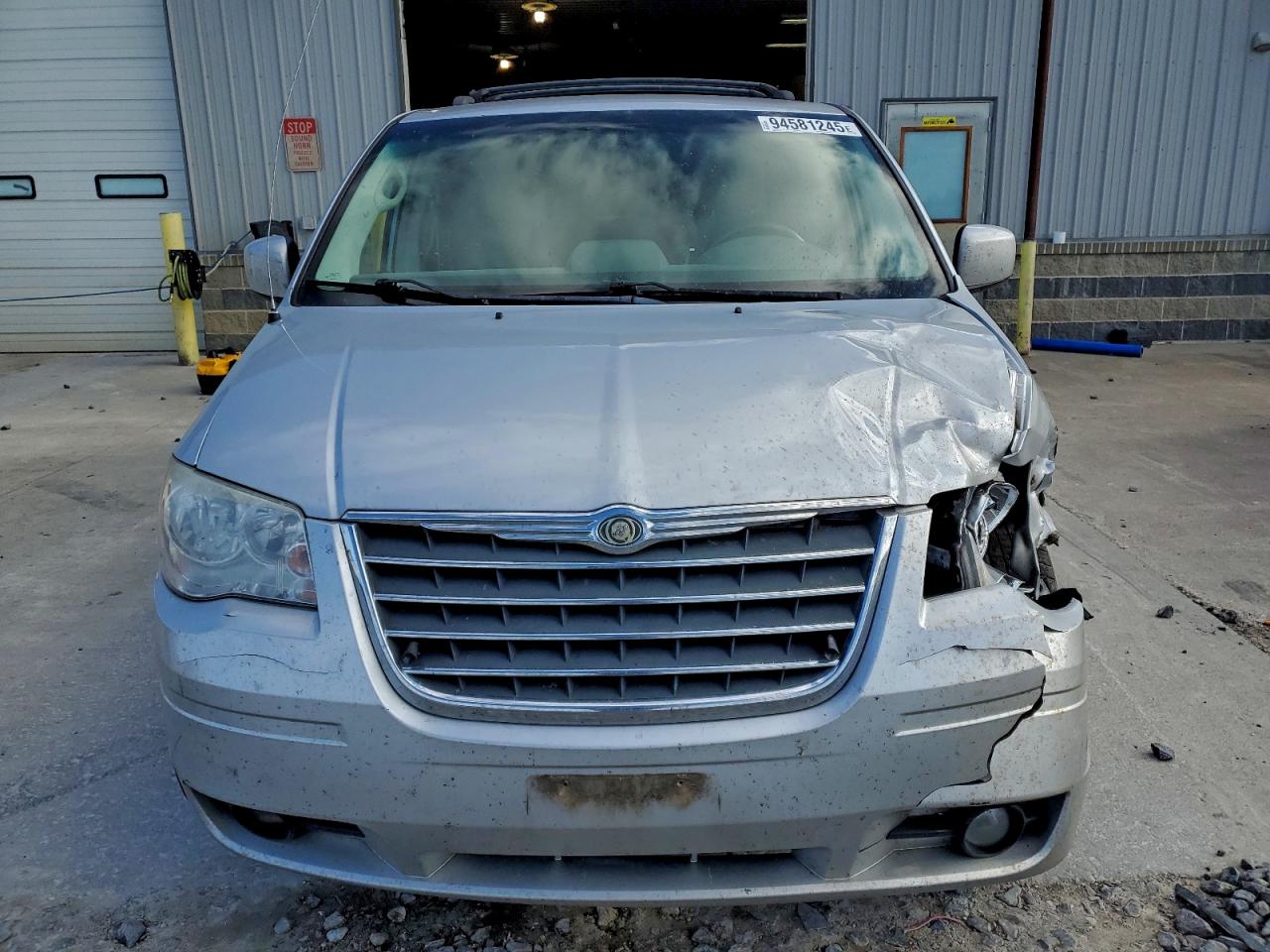 Chrysler Minivan Touring Image 8