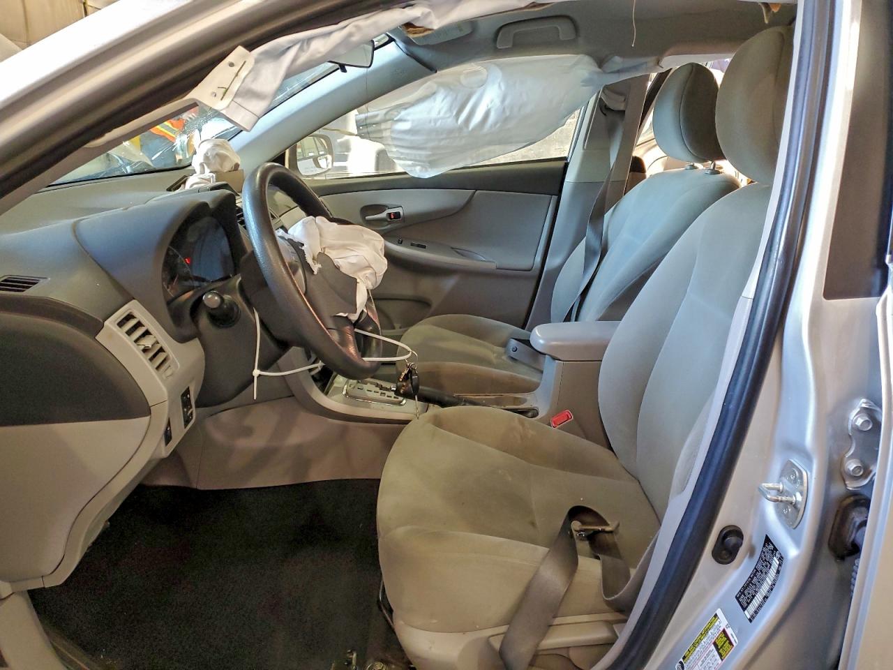 Toyota Corolla Base Image 8