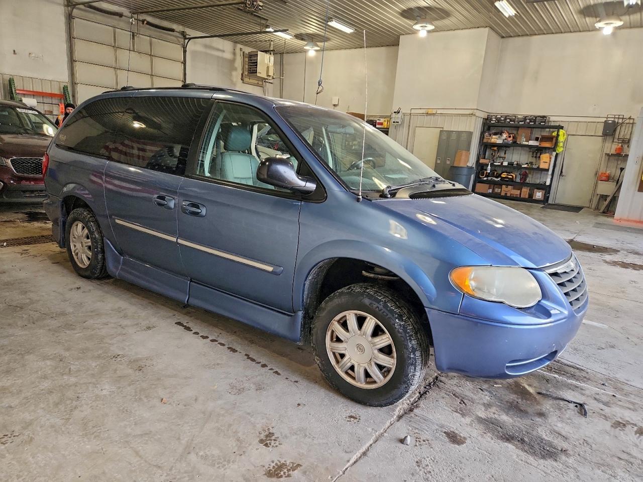 Chrysler Minivan Touring Image 4