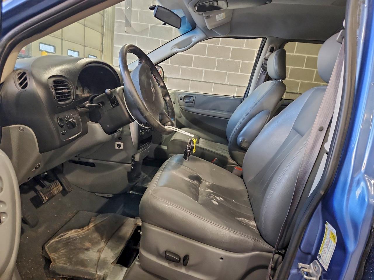 Chrysler Minivan Touring Image 7