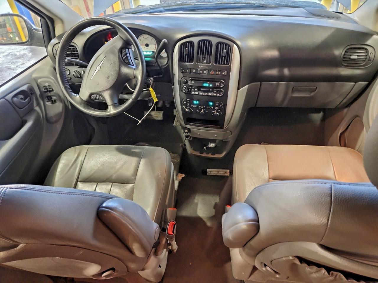 Chrysler Minivan Touring Image 3