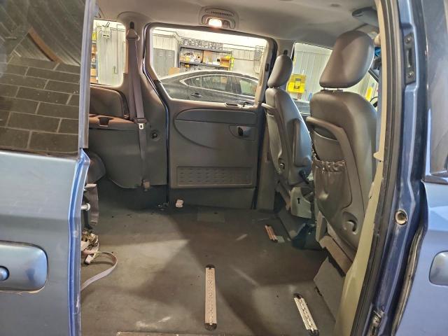 Chrysler Minivan Touring Image 12