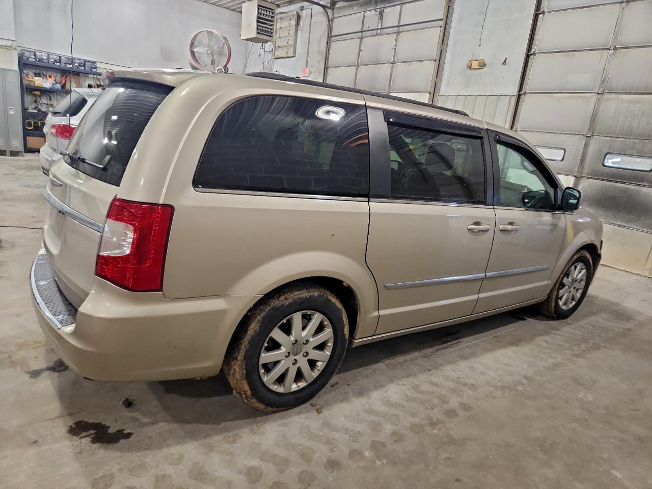 Chrysler Minivan Touring Image 5