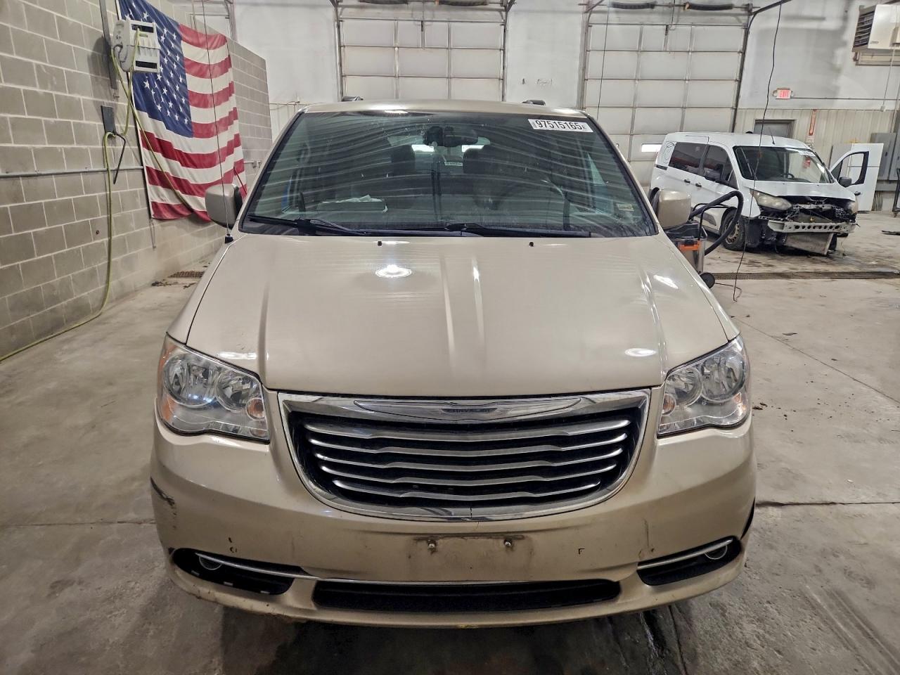 Chrysler Minivan Touring Image 4