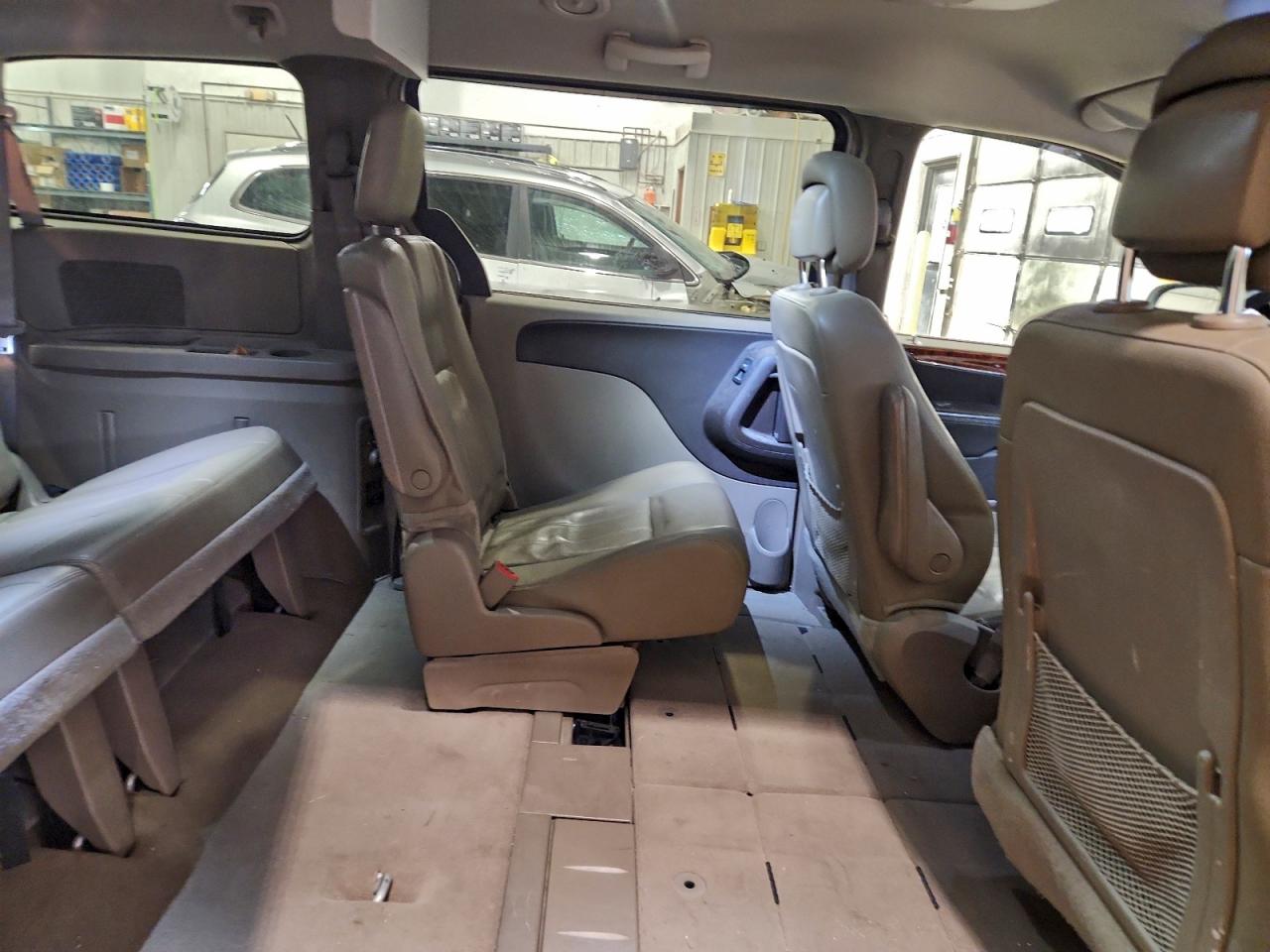 Chrysler Minivan Touring Image 9