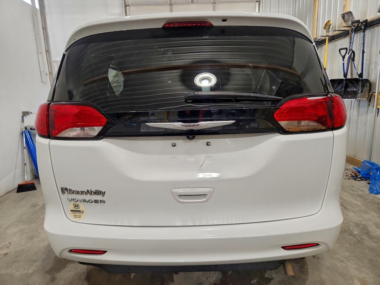 Chrysler Minivan Lx Image 6