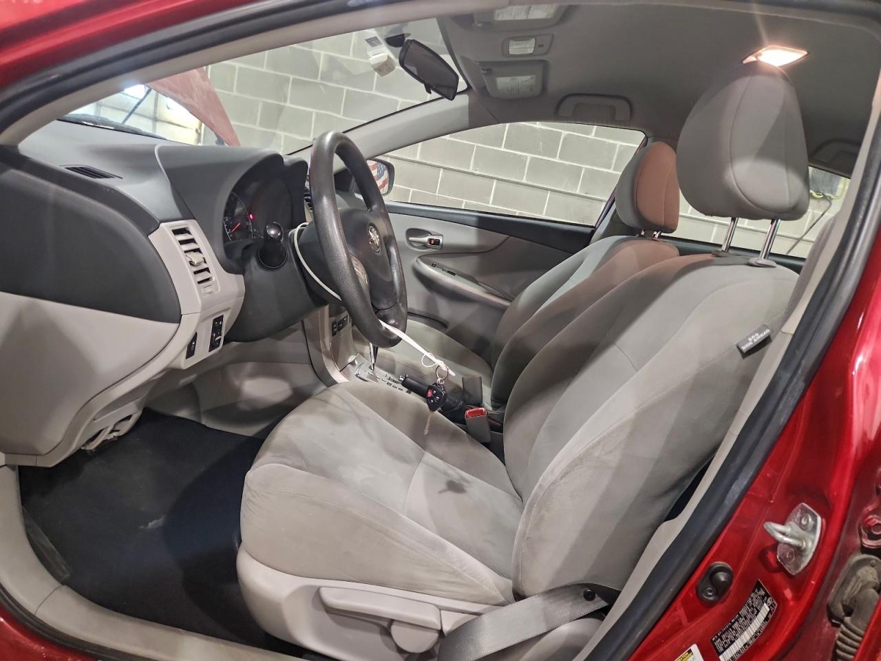 Toyota Corolla Base Image 10