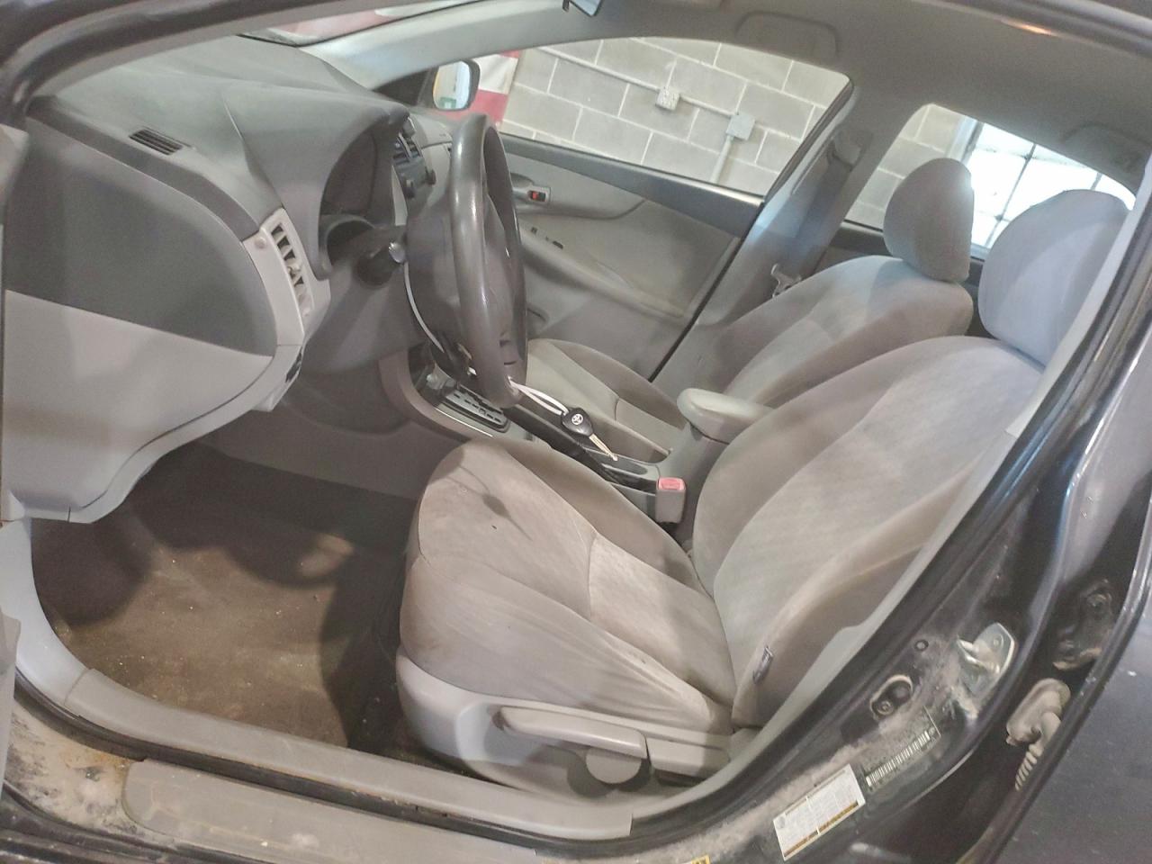 Toyota Corolla Base Image 9